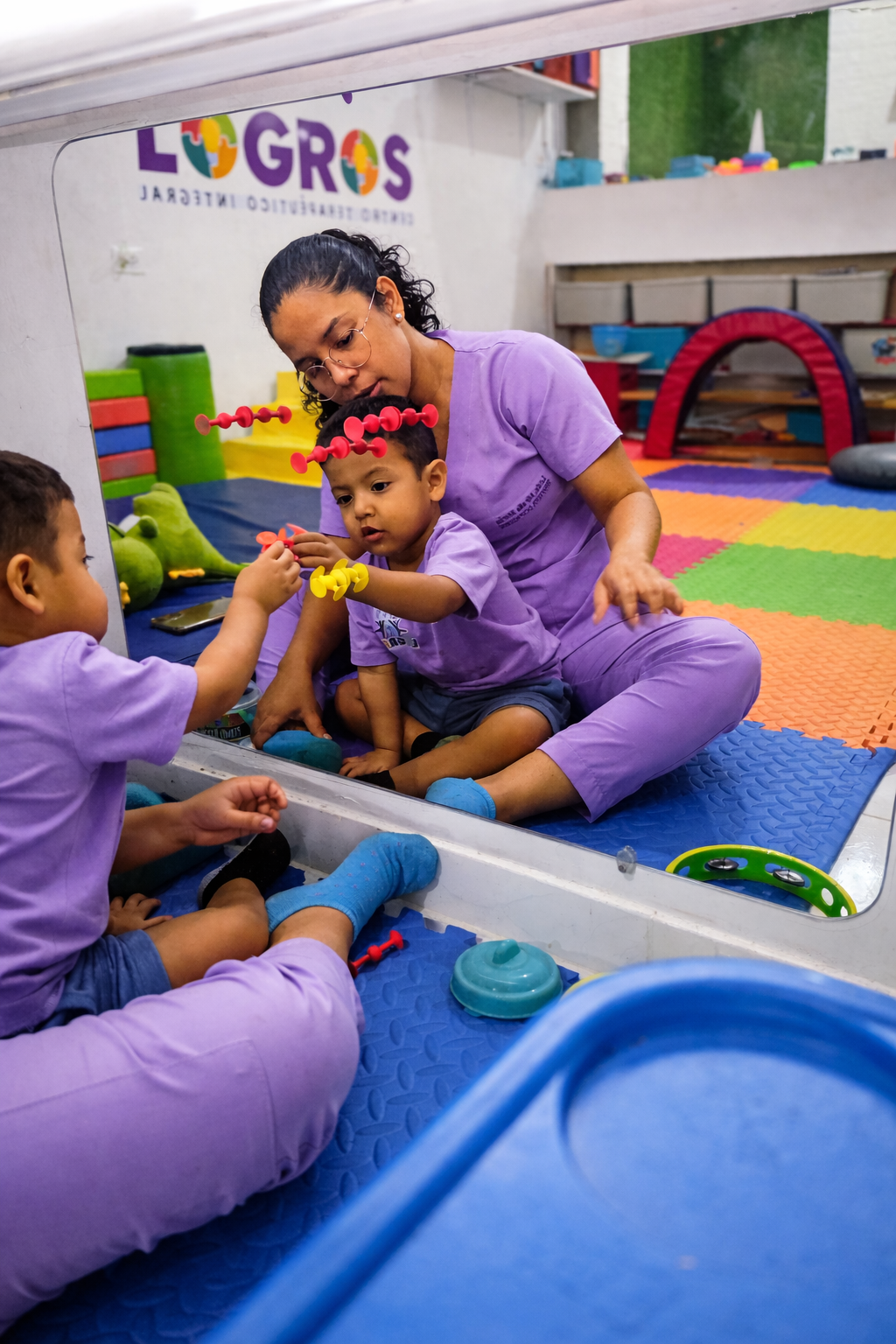 Terapeuta trabajando con niño en Centro Logros