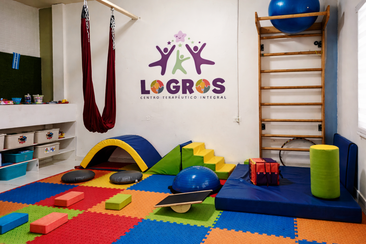 Terapeuta trabajando con un niño en Centro Logros